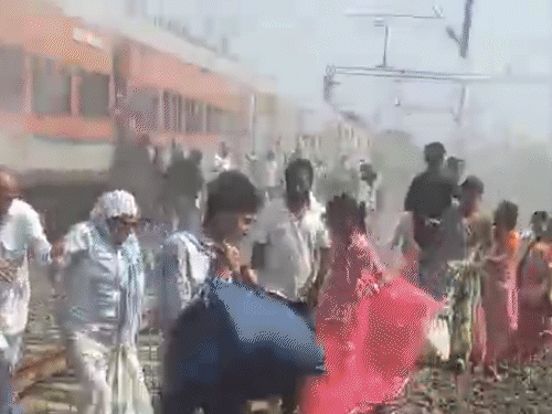 smoke-erupts-from-ranthambore-express-wheels:passengers-rushed-onto-railway-tracks-in-ratlam