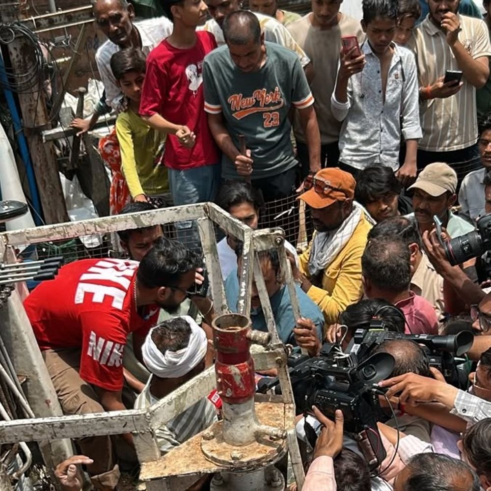 man-climbs-high-tension-electricity-pole-in-bhopal:walks-on-live-wires;-police-rescue-him-using-crane