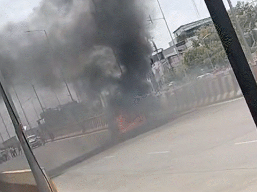 moving-i20-catches-fire-in-indore:smoke-rises-from-bonnet,-panic-on-flyover;-firefighters-bring-blaze-under-control