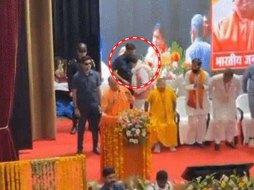bjp-mlc-throws-chair-on-stage-in-jhansi:sits-in-back-row-as-district-panchayat-president-also-upset