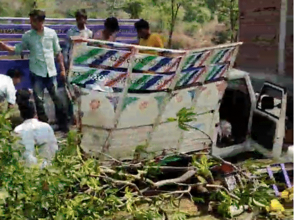 pickup-carrying-labourers-crashes-into-truck,-4-killed:25-injured,-several-in-serious-condition;-vehicle-torn-apart-as-victims-thrown-far-away