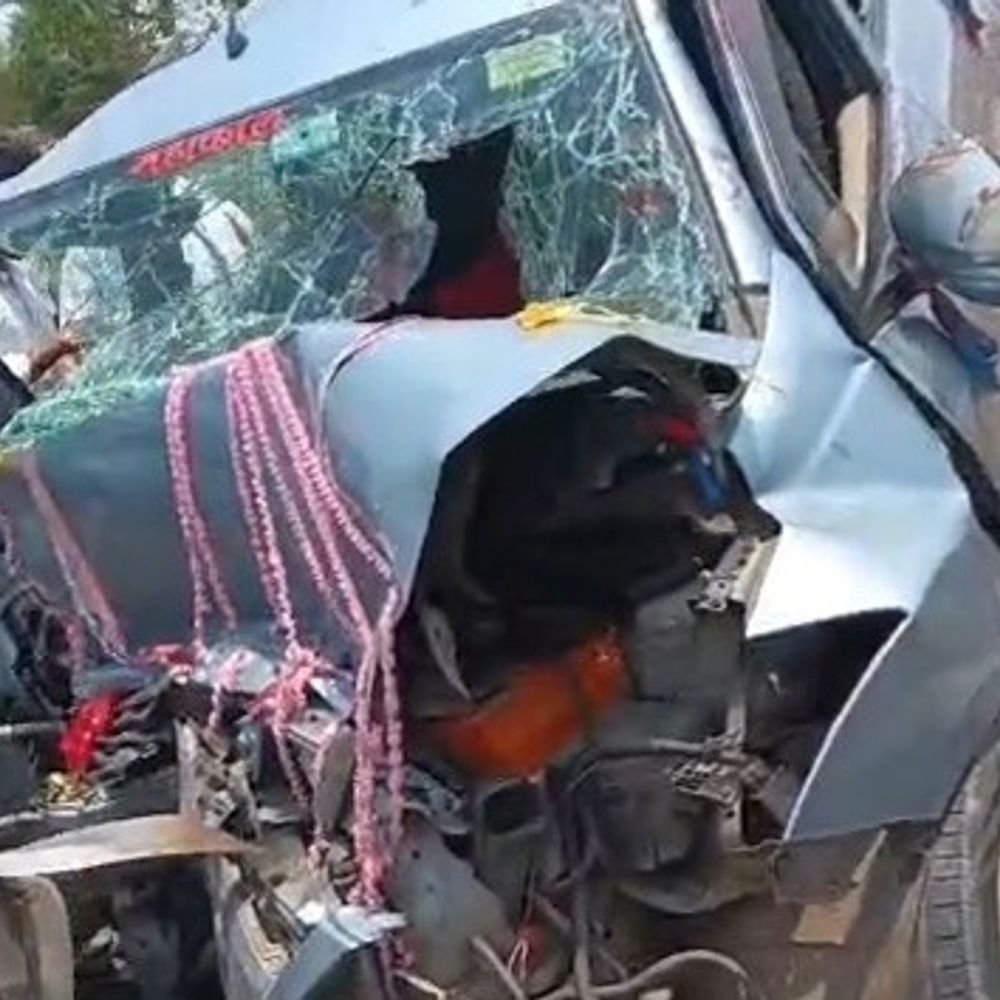 2-cars-collide,-7-people-including-bride-and-groom-trapped:rescued-after-doors-broken-open,-driver-dies-as-ambulance-arrives-late