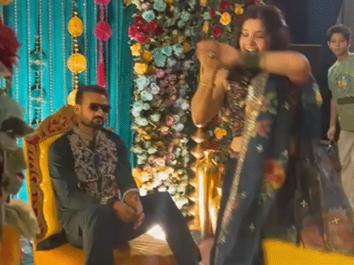 cricketer-akash-deep-takes-rambhadracharya’s-blessings-via-video-call:grooves-during-mehendi-ceremony,-set-to-marry-in-varanasi-tomorrow