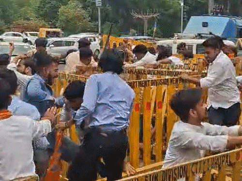 abvp-takes-to-streets-against-mohan-govt:protesters-seek-shifting-of-liquor-outlet-located-close-to-mlb-girls’-college