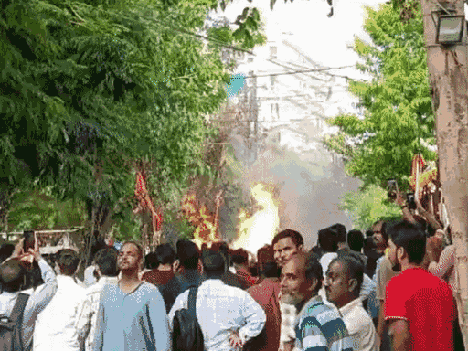 gas-pipeline-blasts-during-boring-work-in-indore:4-people,-including-a-woman,-suffer-burns;-probe-begins