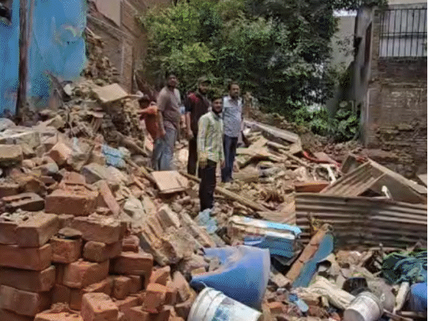 50-year-old-house-collapses-in-ujjain-suddenly:12-year-old-boy-dies-under-debris,-grandmother-battles-for-life