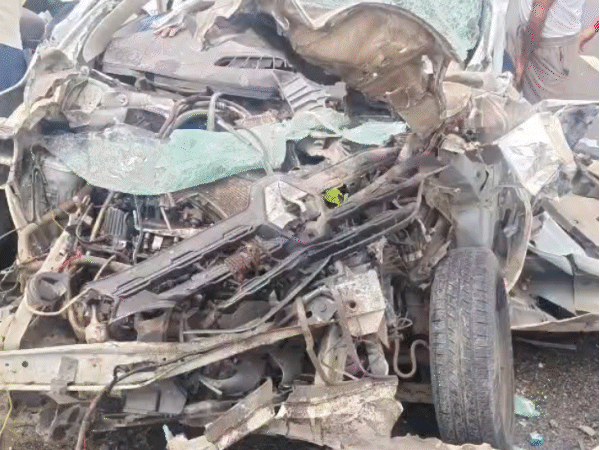car-rams-into-truck-on-delhi-mumbai-expressway,-4-killed:2-critically-injured;-victims-were-travelling-from-maharashtra-to-delhi