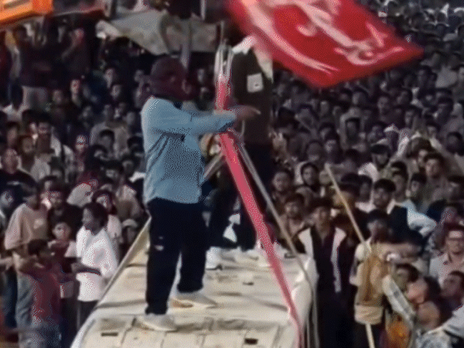 video-|-van-blown-up-in-ujjain’s-muharram-procession:2-youths-wave-red-flags-from-atop-the-vehicle-hanging-40-ft-above,-before-activating-the-blast