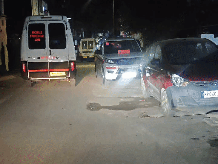 retd-couple-found-dead-inside-locked-house-in-bhopal:discovered-after-foul-smell;-son-lives-abroad;-police-broke-open-door