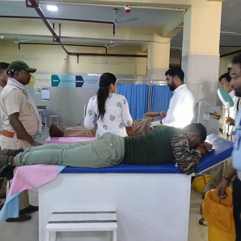 forest-team-attacked-while-stopping-cultivation-in-forest-in-khandwa:8-injured-after-encroachers-assault-officials-in-khandwa