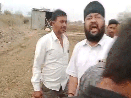 congress-leader-trains-gun-at-farmers-in-ujjain:pratap-singh-gur-threatens-them-on-land-dispute,-says,-‘go-from-here-or-i-will-shoot-you’