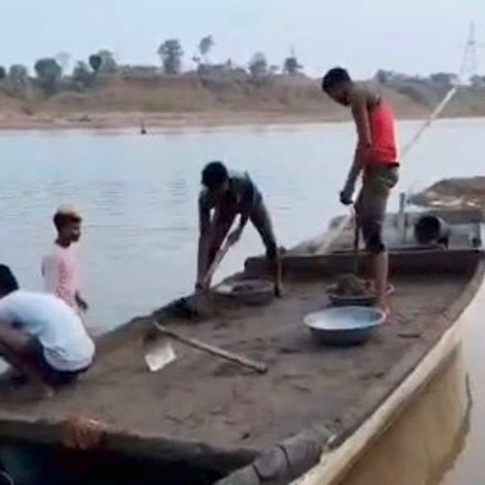 illegal-sand-mining-continues-in-narmada-and-its-tributaries:boats-and-trolleys-used-in-narsinghpur;-company-accused-of-collusion