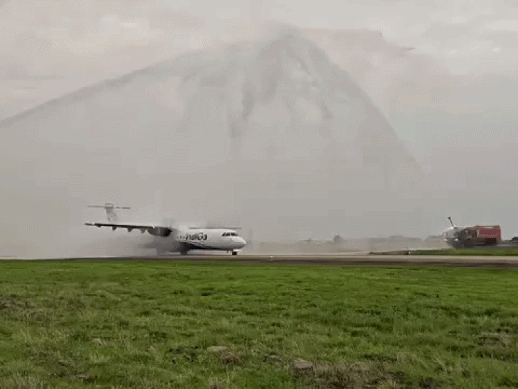 direct-bhopal-noida-flights-begin-operations:inaugural-service-carries-41-passengers;-aircraft-receives-water-cannon-salute