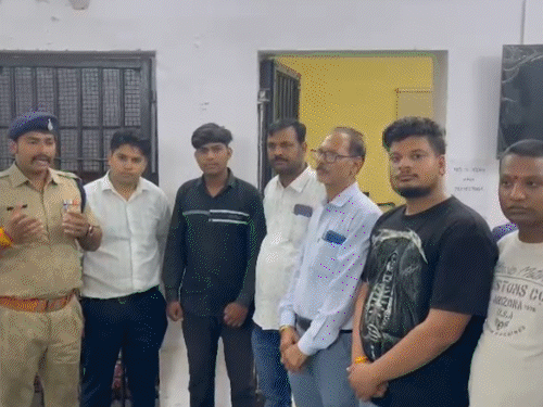 app-says-‘locked’,-fraudster-says-‘pay’:driver-gives-₹300-to-unlock-battery;-e-rickshaw-scam-spreads-across-madhya-pradesh