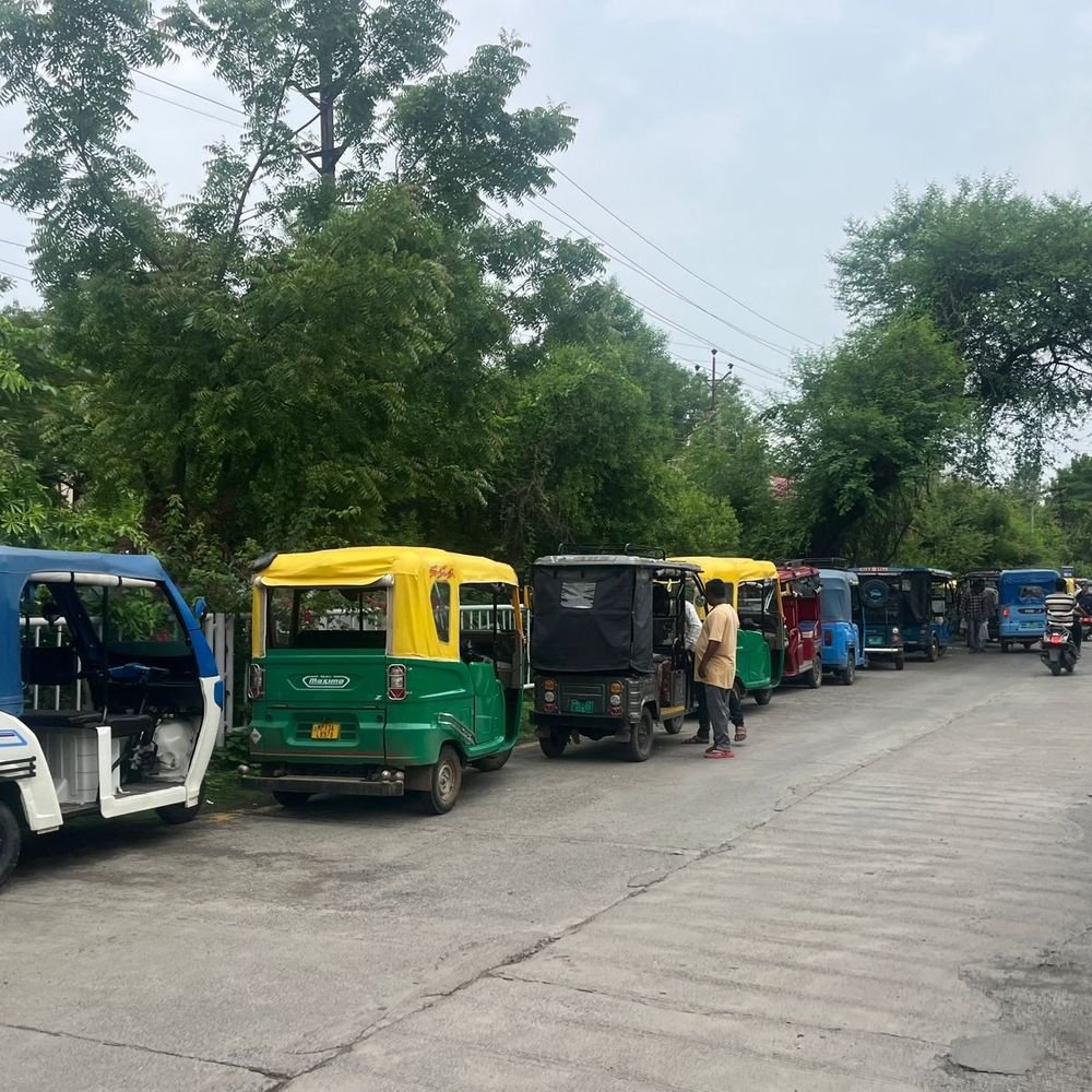 ujjain-launches-unique-id-drive-for-autos:e-rickshaw-drivers-get-7-days,-oppose-proposed-day-and-night-shift-system