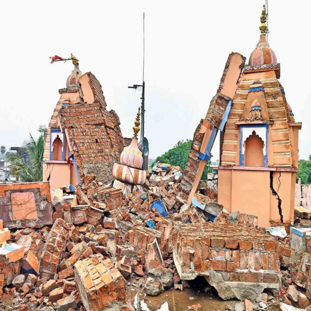 200-year-old-temple-hit-by-lightning:3-spires-collapse,-loud-blast-heard-3km-away