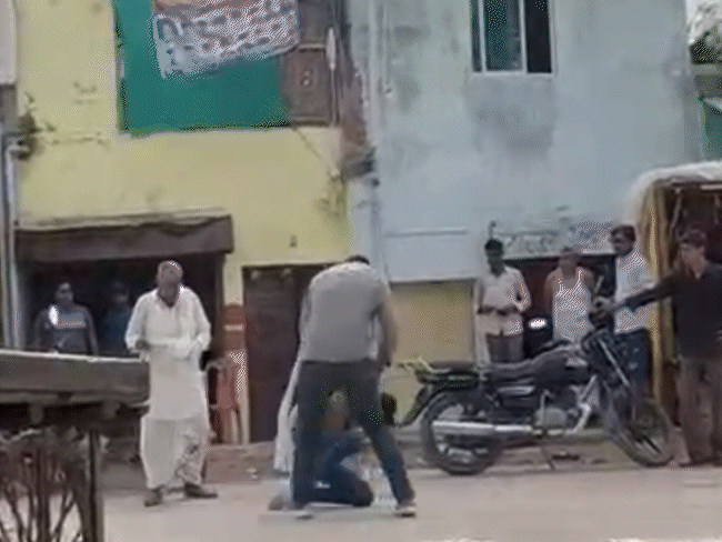 video|-‘anyone-please-save-me’:father-thrashes-daughter’s-boyfriend-with-10-stick-blows-in-30-seconds;-dragged-by-his-legs-after-fainting