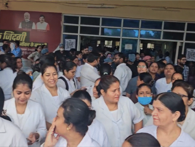 female-doctor,-nurses-accuse-bjp-leader-of-‘bad-touch’:stage-protest,-demand-arrest-over-misconduct-and-death-threats