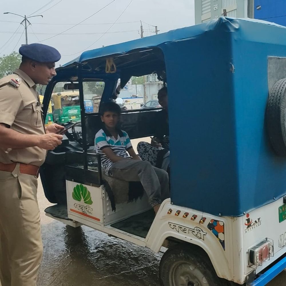 moving-e-rickshaws-mysteriously-stop-on-gwalior-roads:drivers-blame-mobile-apps-and-bluetooth-access-for-sudden-vehicle-shutdowns
