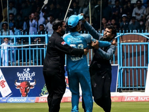 fan-runs-away-with-gurbaz’s-cap-during-afghanistan’s-t20-tournament:pitch-invader-salutes-crowd-after-security-chases-him-at-shpageeza-cricket-league