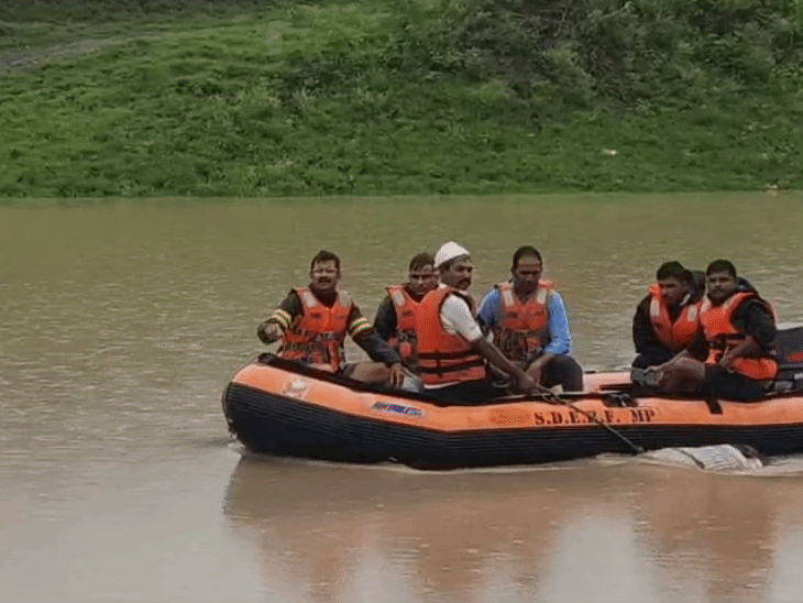 assistant-secretary-body-recovered-from-chambal-river:swept-away-while-crossing-culvert;-corpse-found-4.5-km-away-after-36-hrs