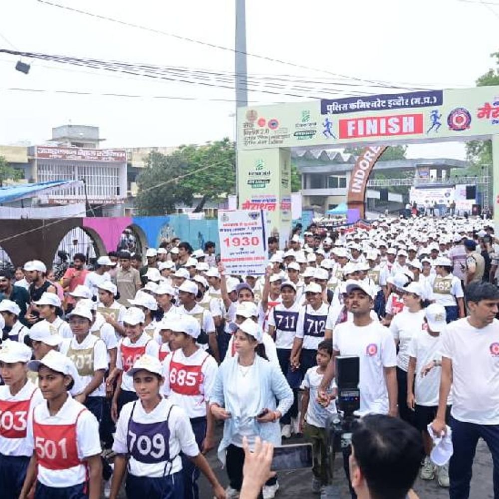 indore-runs-for-cyber-safety-under-safe-click-2.0:thousands-join-6-km-police-awareness-marathon-to-spread-cyber-safety-message