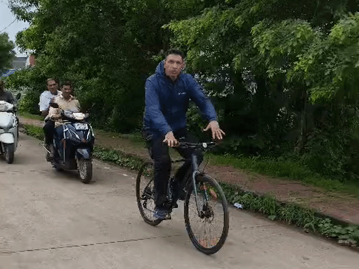 jitu-patwari-cycles-to-connect-with-people:alleges-ruling-bjp-govt-of-corruption,-announces-statewide-drive-from-july-14