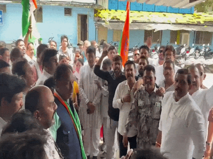 congress-demands-illegal-hoarding-free-indore-city:leaders-stage-protest-at-municipal-corporation,-submit-memorandum