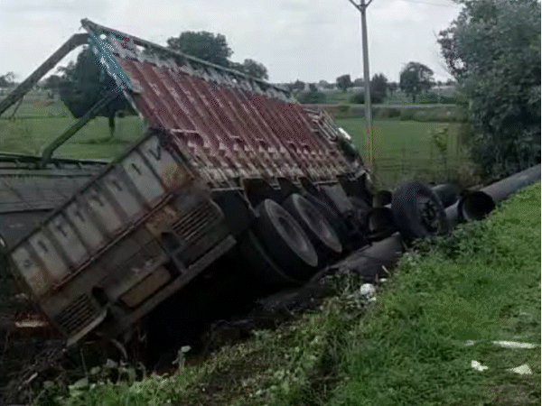 5-dead,-4-injured-in-bolero-and-truck-crash:bodies-trapped-inside-mangled-vehicle;-passengers-flung-20-feet-away