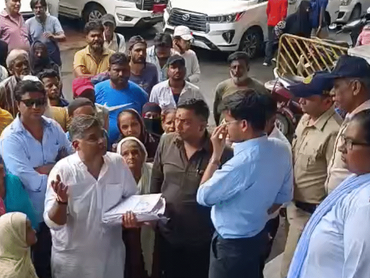 600-homes-face-demolition-in-bhopal:families-stage-protest-at-collectorate,-demand-rehabilitation-before-eviction-begins