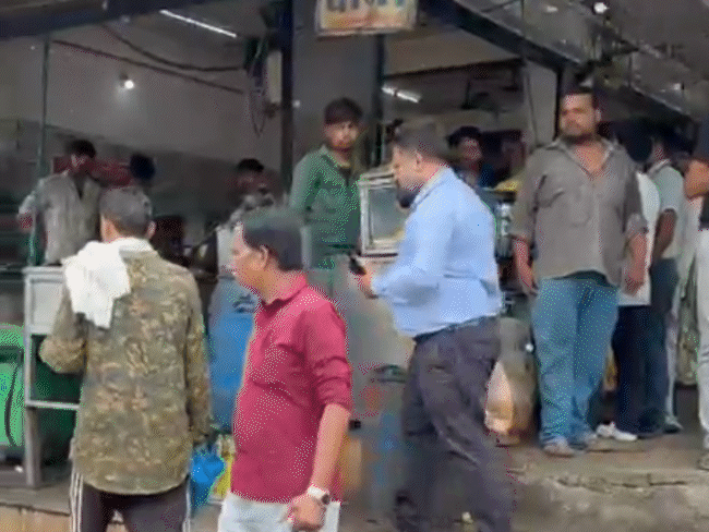 next-stop…-samosas?:loco-pilot-halts-train-for-parcel,-video-surfaces;-indore-locals-say-it-happens-often,-railways-order-inquiry