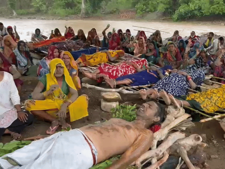 ken-betwa-link-project-sparks-dramatic-protest:mud-smeared-villagers-lie-on-pyres-by-riverbank;-demand-fair-compensation