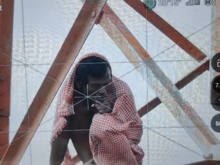 man-remains-atop-230ft-tower-for-third-day:expert-climber-attacked-as-police-appeal-in-three-languages