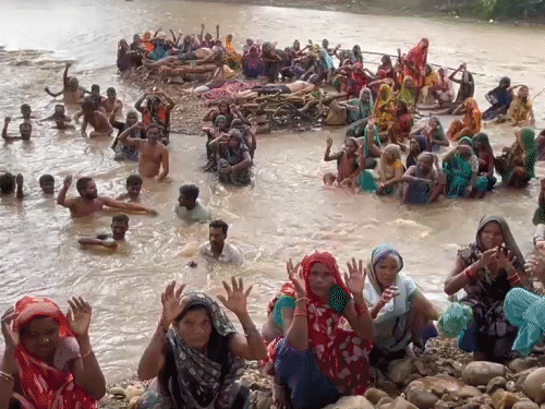 ‘give-us-justice-or-let-us-die-here’:ken-betwa-displaced-continue-jal-satyagraha-for-sixth-day-despite-₹12.50-lakh-rehabilitation-package