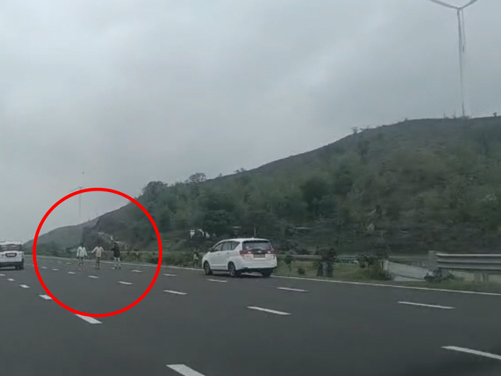 security-lapse-in-nitin-gadkari’s-convoy-on-delhi-mumbai-expressway:3-youths-appear-before-vehicles-speeding-at-120-kmph-in-mp