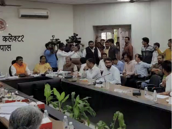 video-|-mla,-janpad-chief-clash-over-master-plan:’know-your-place,’-says-janpad-president-to-masood;-bjp-mla-says,-‘smart-city-has-ruined-bhopal’
