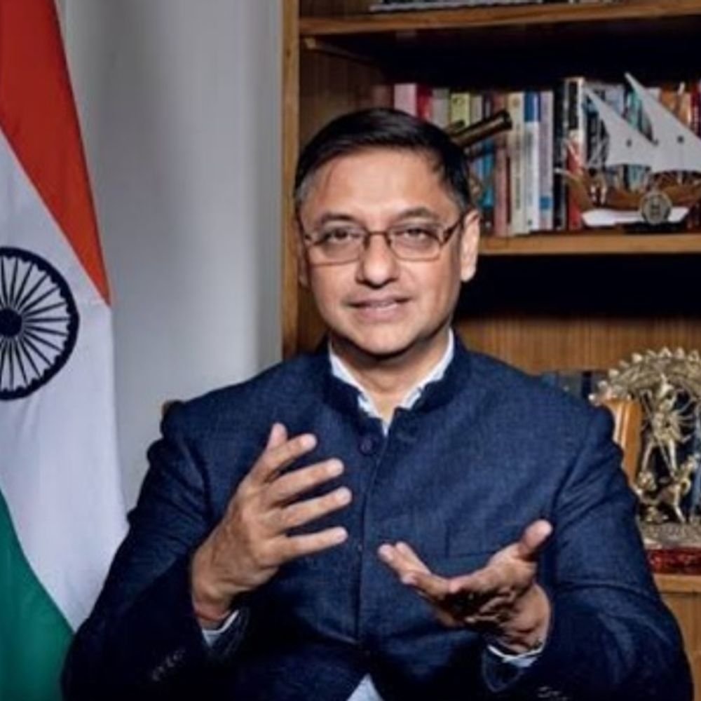 no-need-to-prevent-rupee-from-falling:pm-adviser-says-‘let-market-decide-currency-level,-india-should-focus-on-inflation
