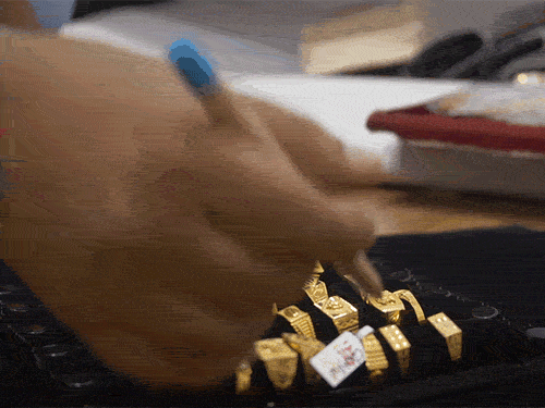 gold-prices-surge-to-₹163-lakh-per-10-grams:experts-predict-a-rally-to-₹1.70-lakh-per-10-grams-by-december