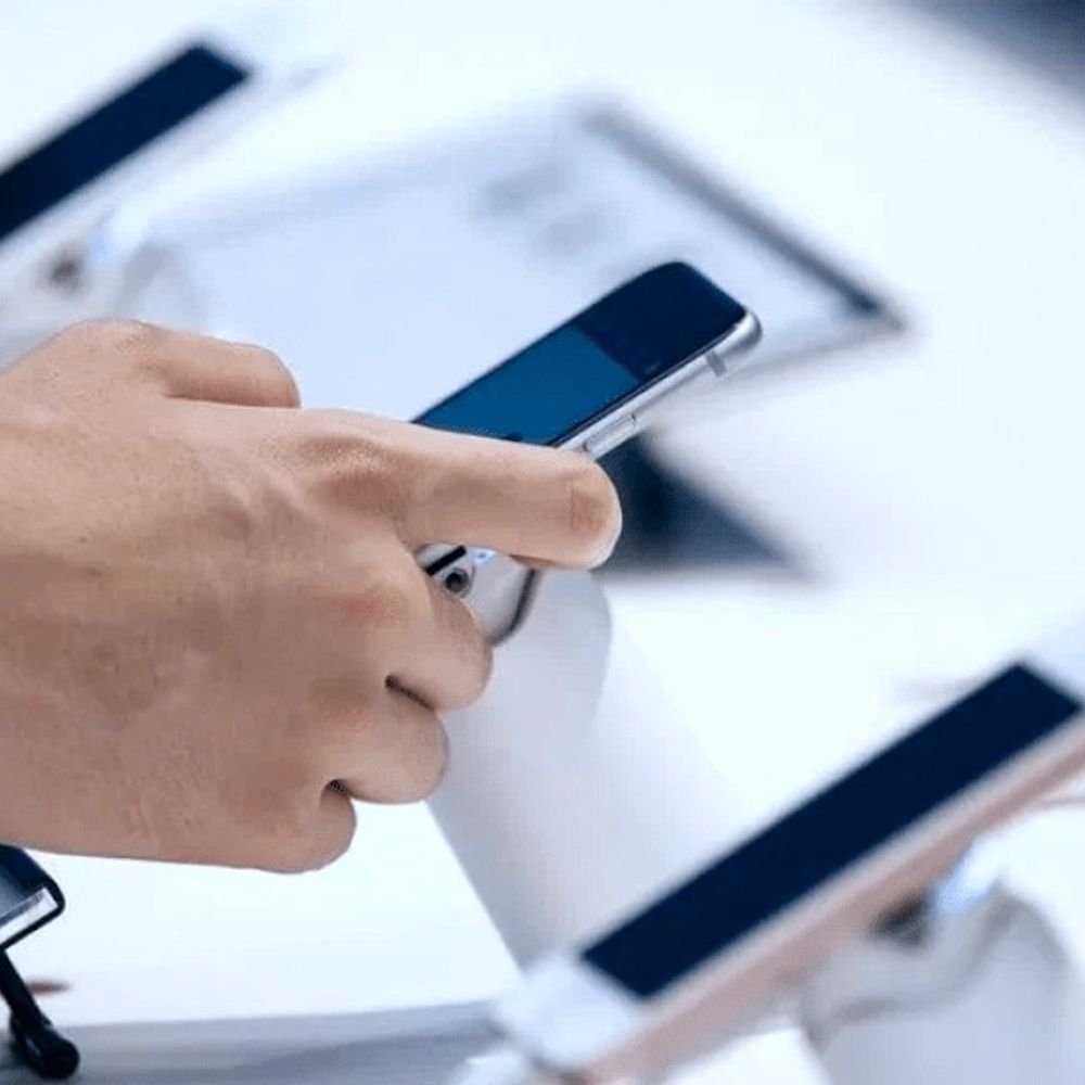 4g-phones-return-as-memory-costs-push-up-5g-prices:total-smartphone-sales-fell-by-10%,-but-4g-sales-rose-by-40%